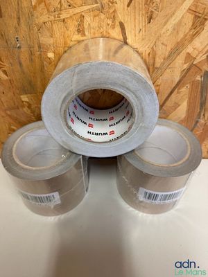 trois rouleaux de ruban adhésif posés les uns sur les autres sur une table