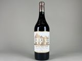 une bouteille de vin posée sur une table