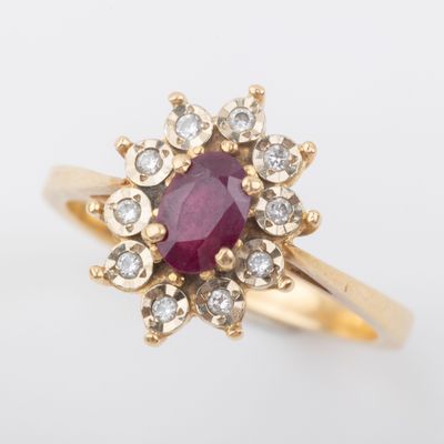 Bague marguerite, rubis, entourage diamants taille brillant,…