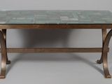 une image d'une table avec un plateau en verre et des pieds en métal