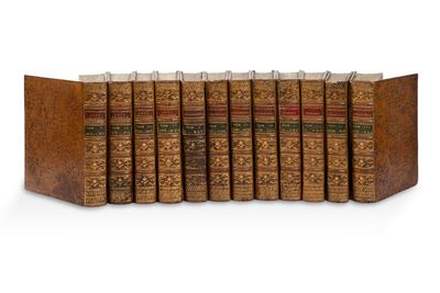 une série de six livres posés sur une étagère, sur fond blanc