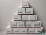 un gros plan sur une pile de cartons empilés les uns sur les autres