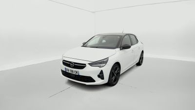 une voiture blanche dans une pièce blanche au sol blanc