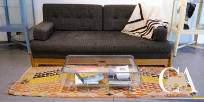 un canapé et une table basse dans un salon