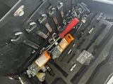 une mallette contenant tout un tas d'outils