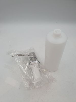 une bouteille de liquide à côté d'une autre bouteille de liquide sur une table