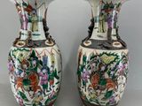paire de vases chinois ornés de personnages et de fleurs
