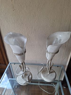une table en verre sur laquelle sont posés deux vases
