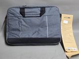 une photo d'un sac pour ordinateur portable posé sur une table