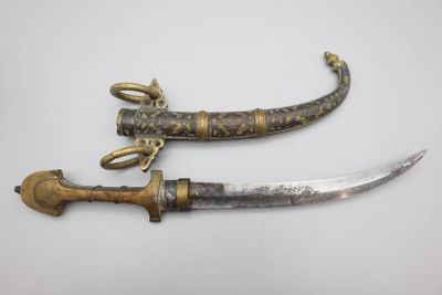 une paire de deux épées anciennes à poignées en laiton