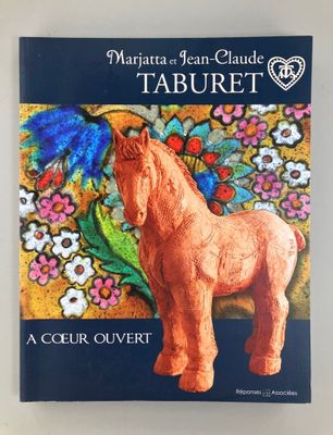 un livre sur lequel figure l'image d'un cheval