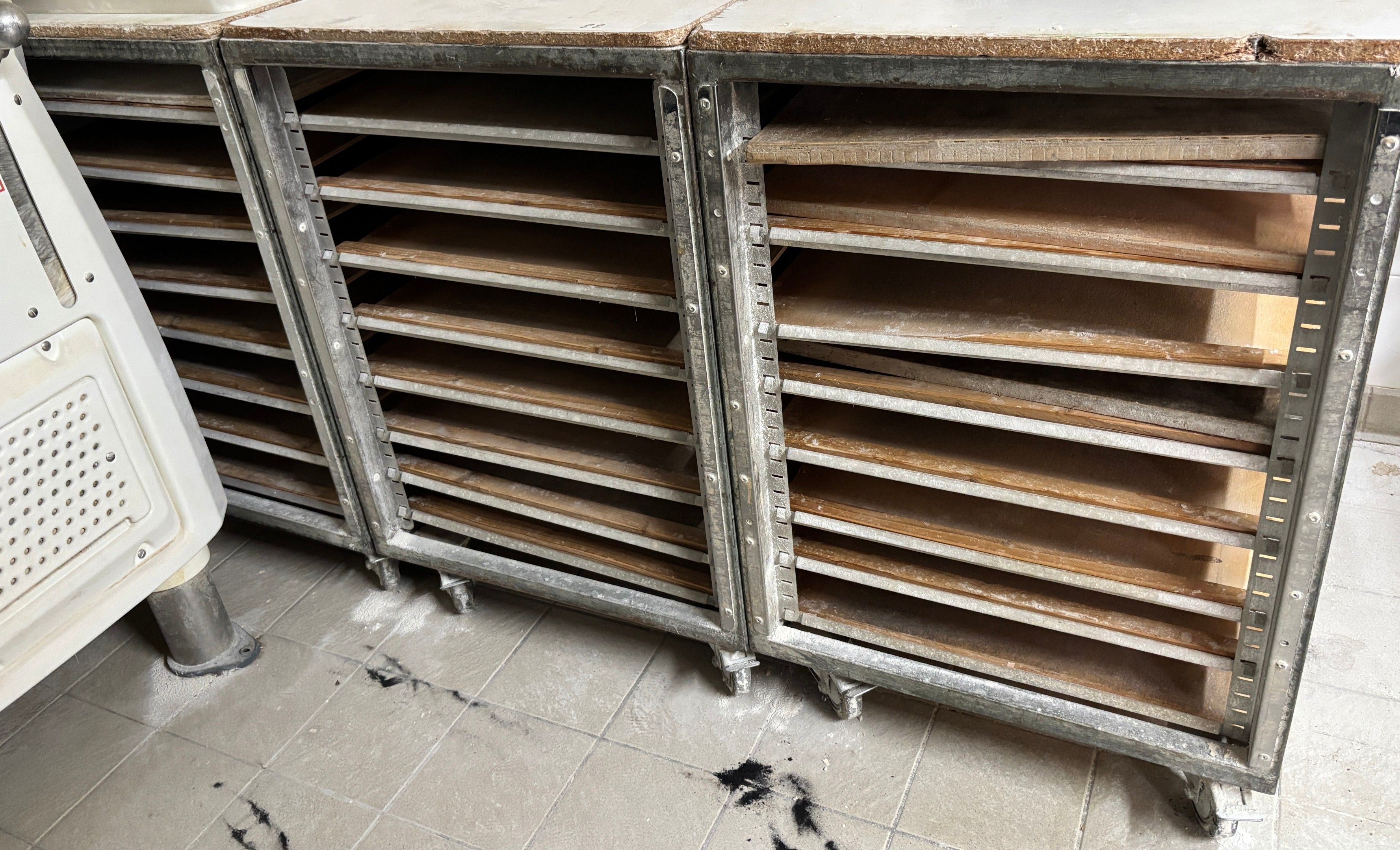 Trois chariots à plaques en bois Site 1 : 30 rue de Genève à CHAMPDENIERS (79220)