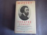 un livre sur la couverture duquel figure la photo d'un homme en costume