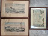 trois tableaux encadrés sur le mur d'une pièce