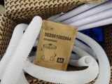 une boîte de tuyaux d'aspirateur et une boîte de tuyaux dans un panier