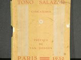 un vieux livre à la couverture jaune posé sur une table noire