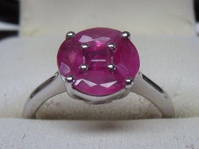 Bague ronde en or blanc 18K, pavée d’un rubis calibré entour…