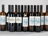 six bouteilles de vin sont alignées sur une table