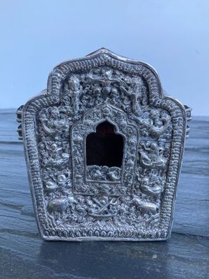 boîte à encens plaquée argent, dotée d'une petite ouverture au milieu