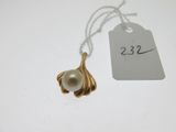 une photo d'un pendentif en or et perles avec une étiquette de prix