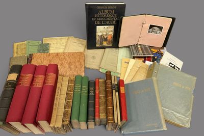 un grand nombre de livres posés sur une table