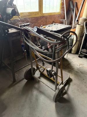 un petit chariot contenant de nombreux outils