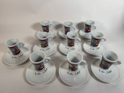 les nombreuses tasses et soucoupes qui se trouvent sur la table