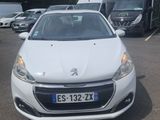 une voiture blanche garée dans un parking