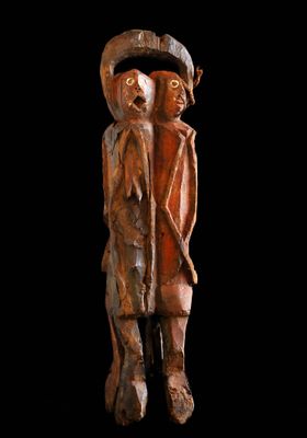 une image représentant une sculpture en bois de deux personnes debout l'une à côté de l'autre