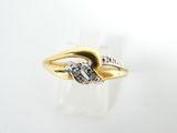 gros plan d'une bague en or ornée de deux diamants