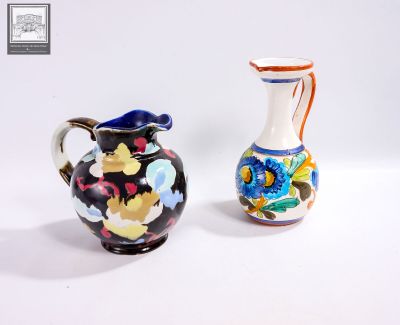 Lot de 2 pichets en faïence Dim. H. 26cm & 20cm