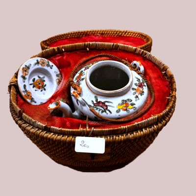 théière à décor japonisant dans son panier en osier époque f…