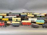 beaucoup de petits trains jouets posés ensemble sur la table