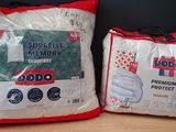 deux paquets de couches posés l'un à côté de l'autre sur une étagère