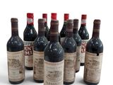 plusieurs bouteilles de vin sont alignées sur une surface blanche