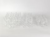 un lot de quatre verres à vin transparents posés sur une surface blanche