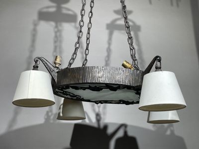 un lustre à trois lampes suspendu au plafond