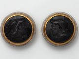 une paire de camées noirs et dorés représentant une femme et un homme