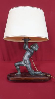 une image représentant une lampe et un garçon tenant une corde