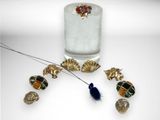 un verre d'eau et quelques bijoux posés sur une table