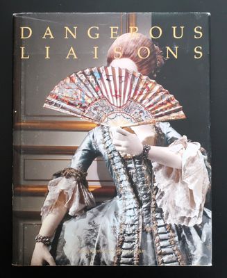 la couverture d'un livre sur laquelle figure une femme en robe tenant un éventail