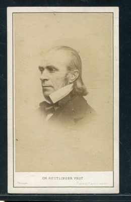 une vieille photo d'un homme en costume-cravate