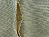 un gros plan sur un pull avec un bouton au milieu