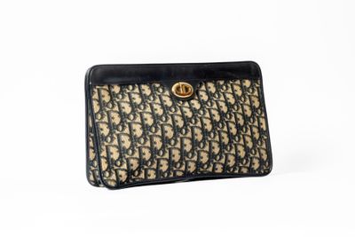 un sac à main noir et doré orné d'un motif monogramme