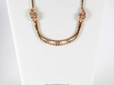 un mannequin blanc portant un collier et des boucles d'oreilles en or
