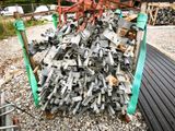 un gros tas de vieux objets métalliques par terre