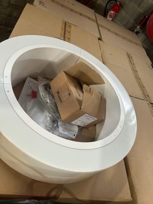 une cuvette de WC blanche posée sur une table en bois