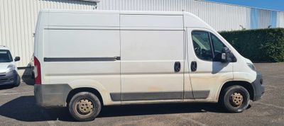 une camionnette blanche garée dans un parking