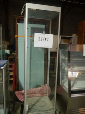 une vitrine avec une affiche dessus, dans un magasin