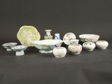 un ensemble d'assiettes et de bols en porcelaine chinoise sur fond noir
